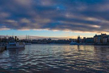 Naklejka premium Sztokholmski terminal promowy Strömkajen o zmierzchu