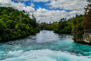 Obraz premium Scenic landscape view of turquoise water of Waikato river and Huka Falls,most popular natural tourist attraction/destination. Great lake Taupo,North Island, New Zealand. Summer active holiday concept.