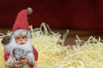 Père Noël traditionnel  hygge sur fond rouge