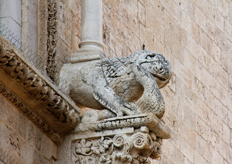 leone stiloforo con preda; cornice della finestra nell'abside della Cattedrale di Bitonto
