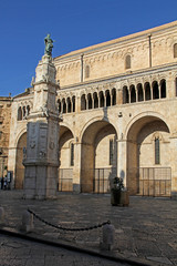 pilastro con statua di Maria e fianco meridionale della Cattedrale di Bitonto