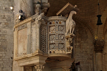 pulpito scolpito e decorato della Cattedrale di Bitonto