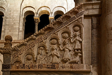 rilievi sulla balaustra della scala del pulpito della Cattedrale di Bitonto