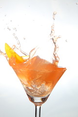 オレンジと水飛沫