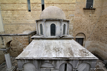 il mausoleo di Boemondo d'Altavilla, presso la Cattedrale di Canosa