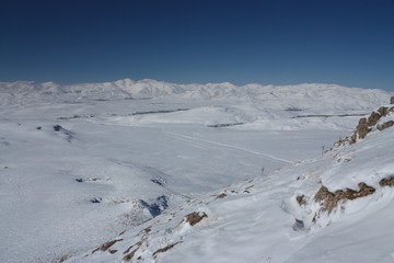 Fototapeta na wymiar montagnes iraniennes en hiver