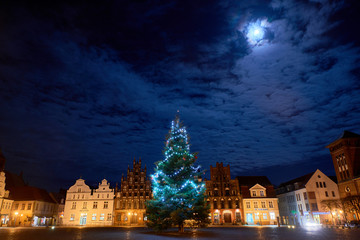 Fototapeta na wymiar Weihnachtbaum auf Marktplatz