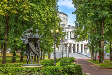 Naklejka premium A beautiful statue in the middle of a garden in front of a huge building in Minks, Belarus