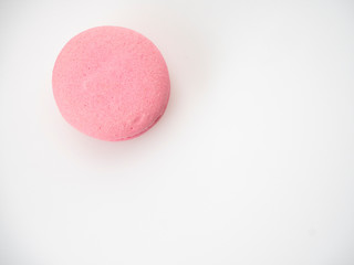 Obraz na płótnie Canvas Pink macaroon on white background