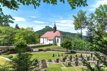 Wallfahrtskirche Maria Zell mit Blick auf Burg Hohenzollern bei Hechingen, Baden-Württemberg,...