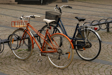 Fototapeta na wymiar Fahrräder in organge und schwarz