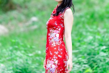 Fototapeta premium 森の中に立つチャイナドレスを着た女性