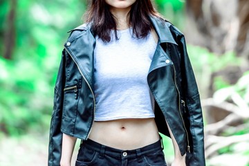 森の中にいる女性