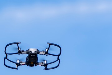空を飛ぶドローン