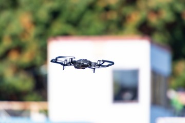 空を飛ぶドローン