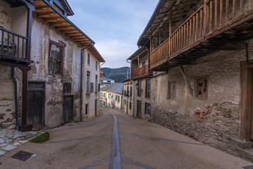Fototapeta na wymiar Narrow streets in Villafranca del Bierzo, sample of popular architecture in stone (Leon, Spain)