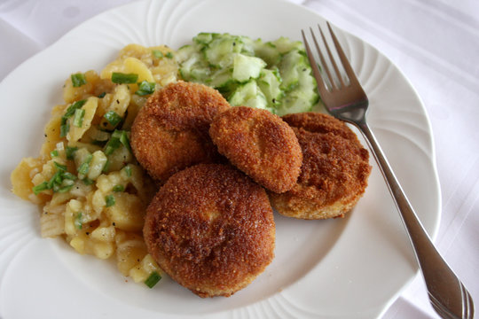 Gebackene Hirnwurst mit Kartoffelsalat, gebackene Gelbwurst