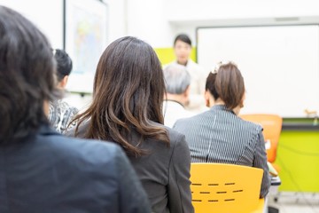 セミナーを聞く女性