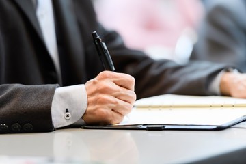 セミナーを聴く男性