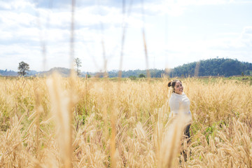 The girl is traveling in the grass field desho grass