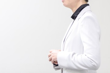 セミナーで話しをする女性