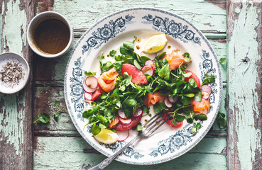 Salade d’Hiver au Saumon, Cresson, Pomelos, Radis et Citron. Salade Saine.