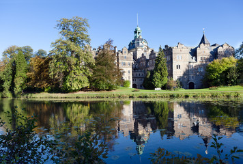 Obraz premium Castle Bueckeburg reflecting in the moat. Germany