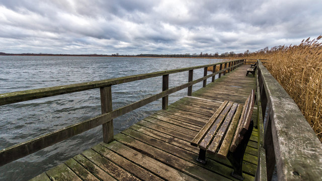 Holzsteg mit B&auml;nken am See