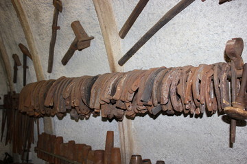 Alte, rostige Hufeisen in einer Schmiede