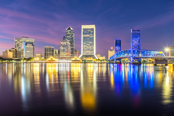 Fototapeta na wymiar Skyline of Jacksonville, FL and Main Street Bridge at Dusk