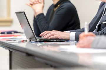 ノートパソコンで記録を取る男性