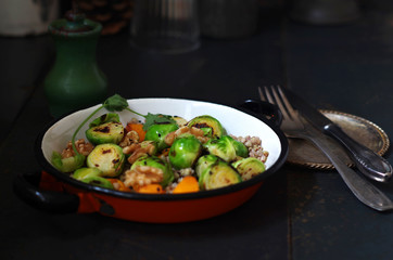 Rosenkohl-Kürbis-Gemüse auf Buchweizen mit Walnüssen