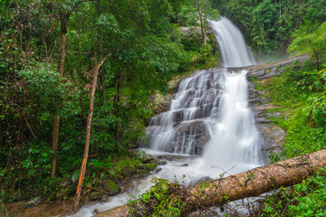 Obraz premium Huay Saai Leung Waterfall is a beautiful Waterfalls in the rain forest jungle Thailand