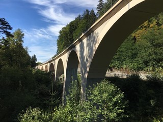 Fototapeta na wymiar Das Strümpfelbach-Viadukt der Wieslauftalbahn bei der Laufenmühle