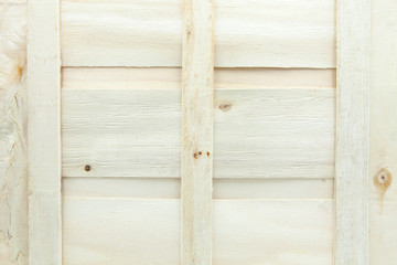 láminas horizontales y vericales de madera clara, fondo de caja de madera