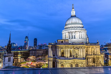Fototapeta premium St. Paul's Cathedral in London at Night