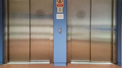 Hospital elevator © Sergio León