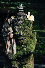 Steinerne Gottheit Statue auf Bali