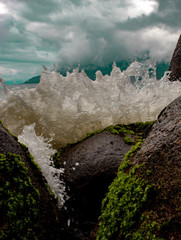 Onda batendo na rocha