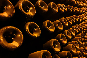 Bouteilles de champagne dans une cave