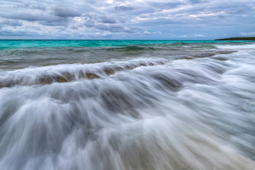 Obraz premium Holidays in Cuba, amazing motion blur ocean waves. Beautiful low exposure water nature.