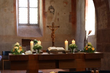 geschmückter Altar in Tannenkirch