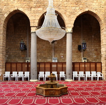 Innenansicht der Emir Munzer Moschee mit Leuchter und rotem Gebetsteppich