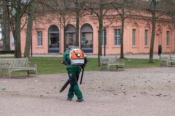 Mann reinigt den Park mit einem gebläse