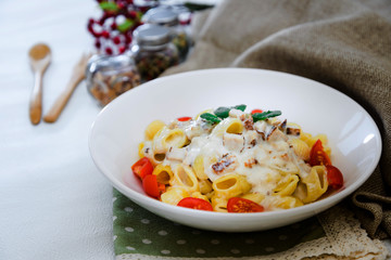 Tagliatelle with chicken, mushrooms, cream and chives