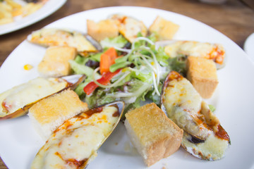 Baked mussels with cheese