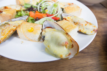 Baked mussels with cheese