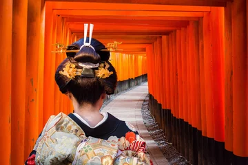 Fototapeten Frau im traditionellen Kimono zu Fuß am Torii-Tore, Japan © Patryk Kosmider