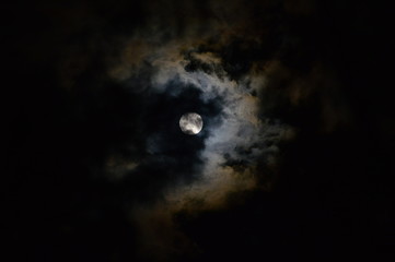 Obraz na płótnie Canvas luna y nubes
