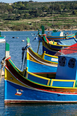 Fototapeta na wymiar traditionelle, bunte Fischerboote im Hafen von Marsaxlokk